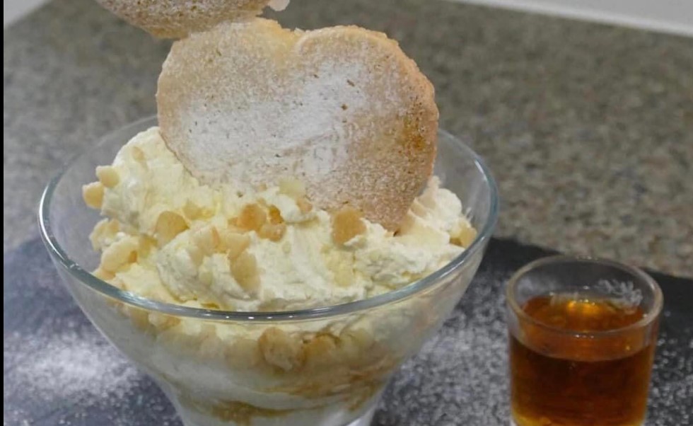 CREMA ALL'AMARETTO CON CUORI DI AMARETTI