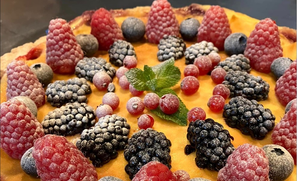 deliziosa torta alla vaniglia con frutti di bosco